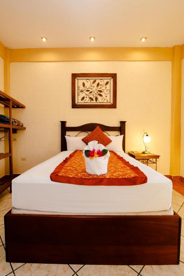 Hotel Quinta Maya Flores Bagian luar foto