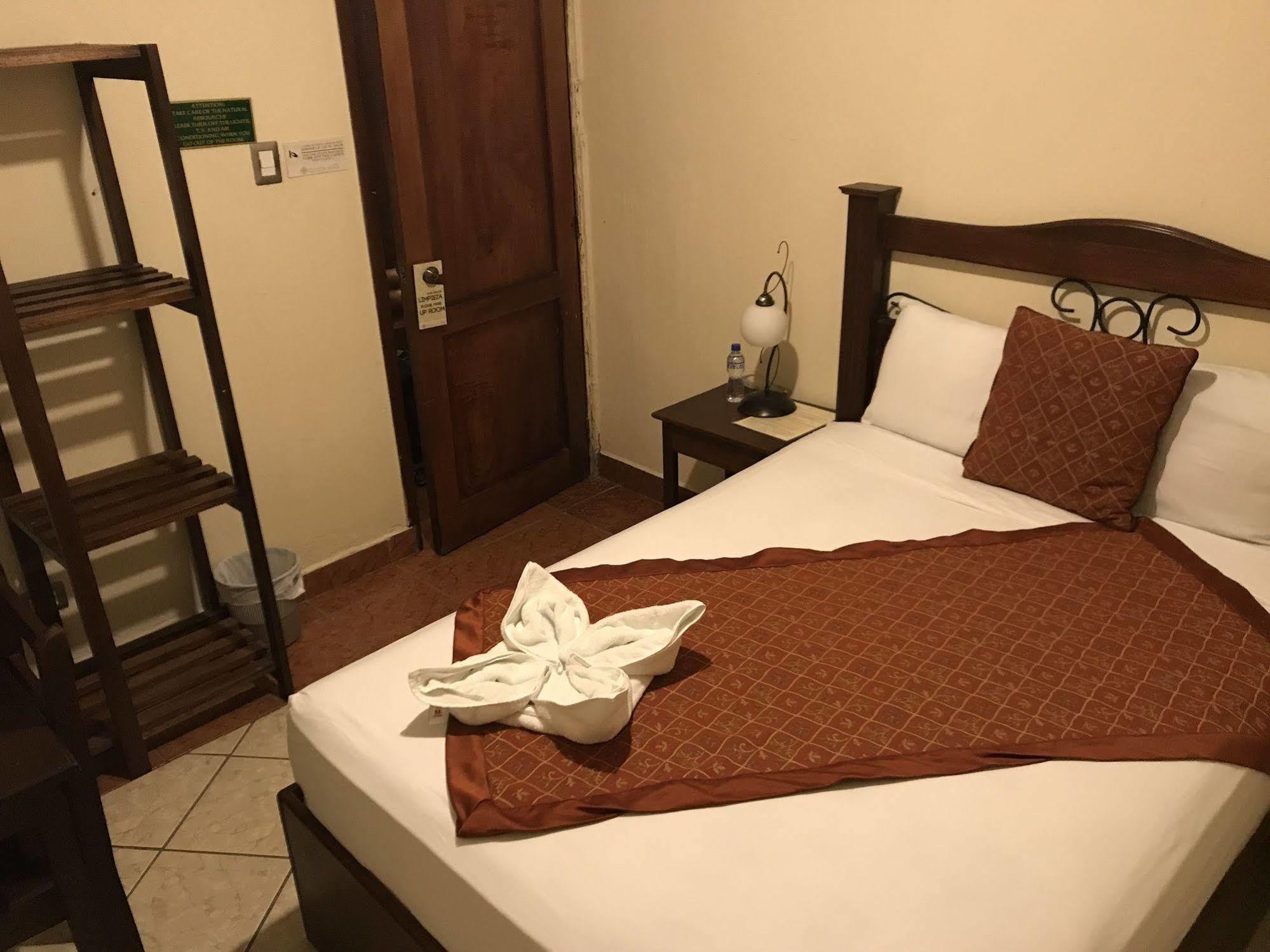 Hotel Quinta Maya Flores Bagian luar foto